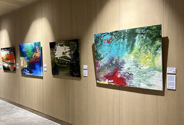 ▲本次除展出多幅2025新作，先前《瞬間流1.0展》好評作品亦有展出。