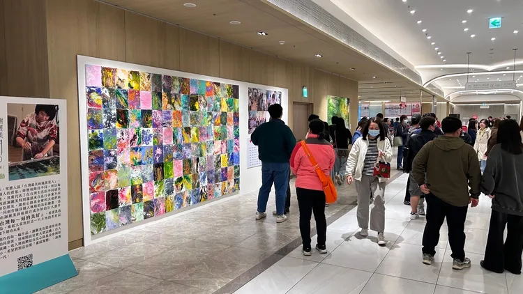 ▲來遠百竹北店8樓用餐的朋友，可以一邊吃著美味料理、一邊欣賞畫作喔！