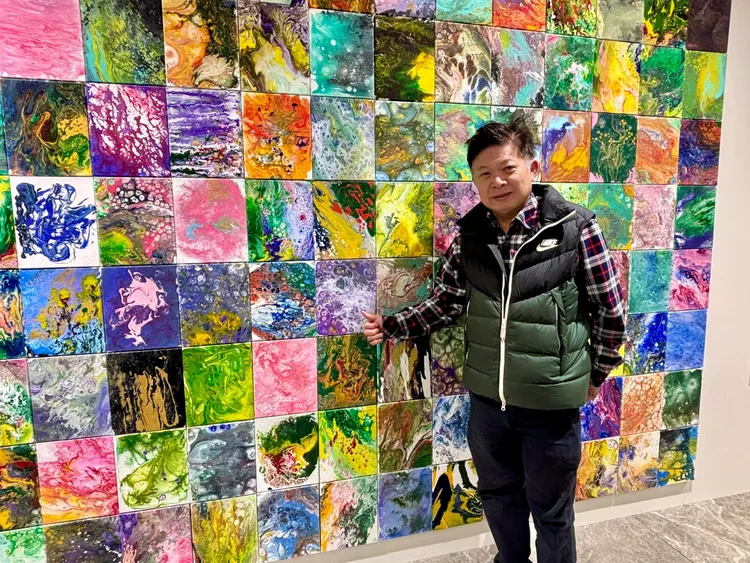 ▲民眾施先生是首位認購畫作者，他覺得既能珍藏畫作又能做公益，這樣的展覽真的很不同於以往的作法。