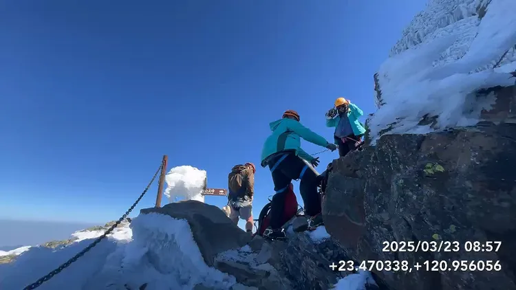 玉管處及南投縣消防局人員上午花了3個多小時接觸到2名死者。玉管處提供