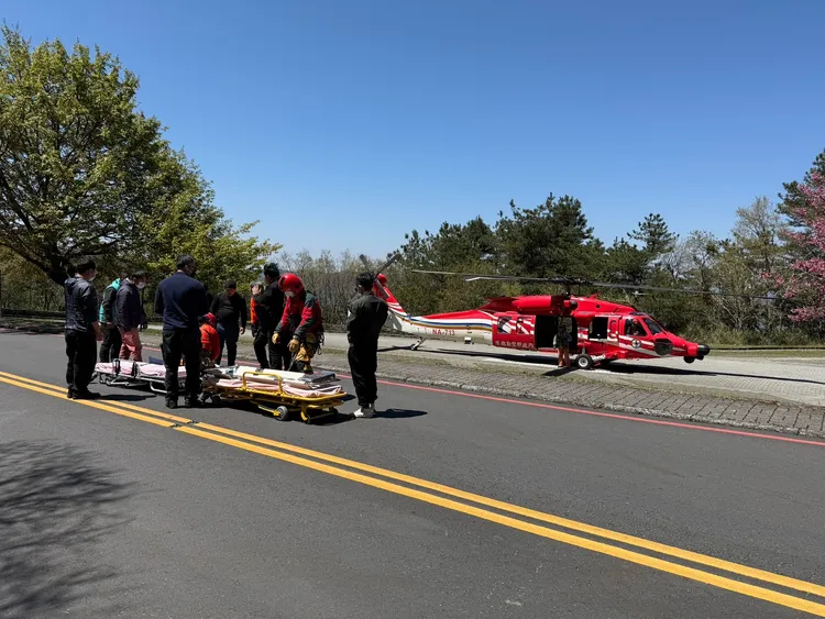 空勤直升機將山難2名死者遺體運出。南投縣消防局提供