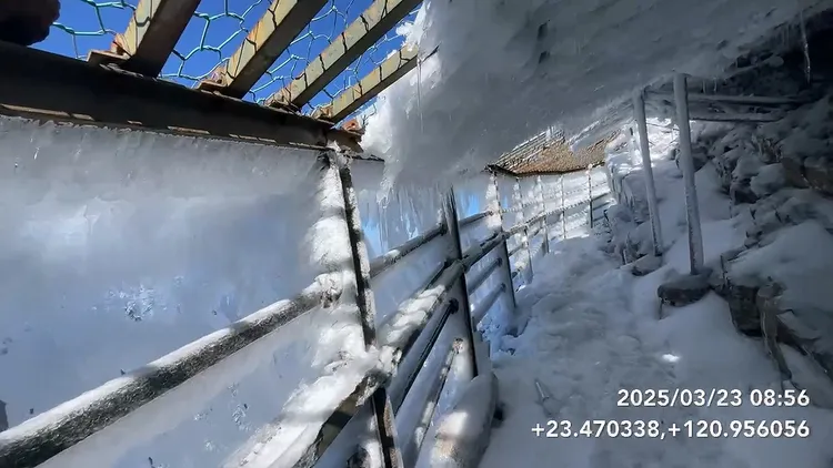 救援過程中沿途冰天雪地。玉管處提供