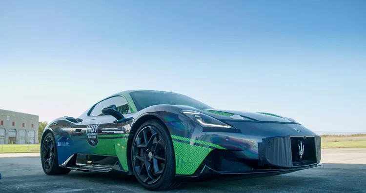 本次測試不僅挑戰極限速度，更驗證在極端條件下AI演算法的穩定性。MC20搭載由米蘭理工大學AIDA團隊開發的AI駕駛軟體，展現了高速自動駕駛技術的重大突破。原廠照片