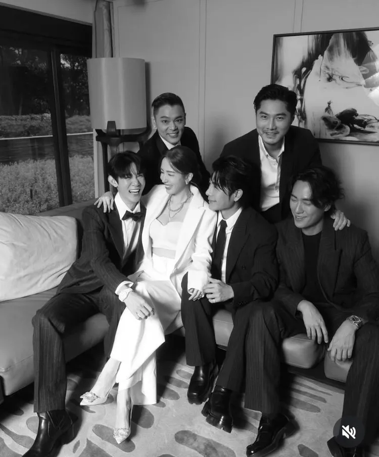 夏和熙（下排左一）主持愛雅婚禮，兩人感情非常好。翻攝自愛雅IG