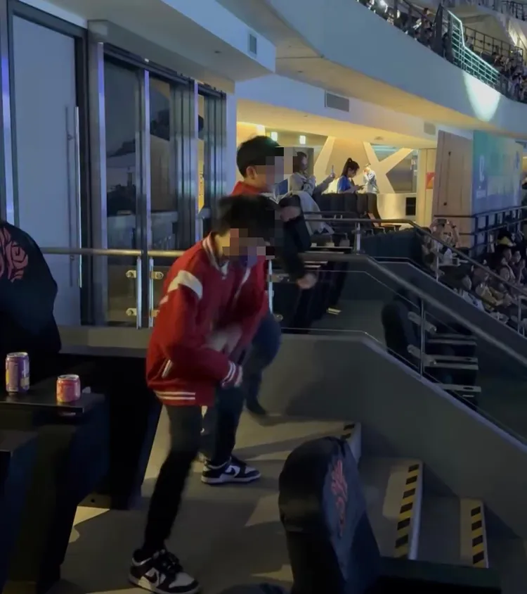 林志穎的雙胞胎兒子在包廂跟著嗨跳Energy的《星期五晚上》。翻攝林志穎IG