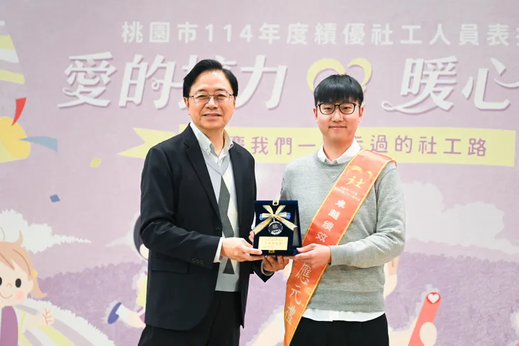 張善政頒獎表揚卓越績效社工應元禮。桃園市府提供
