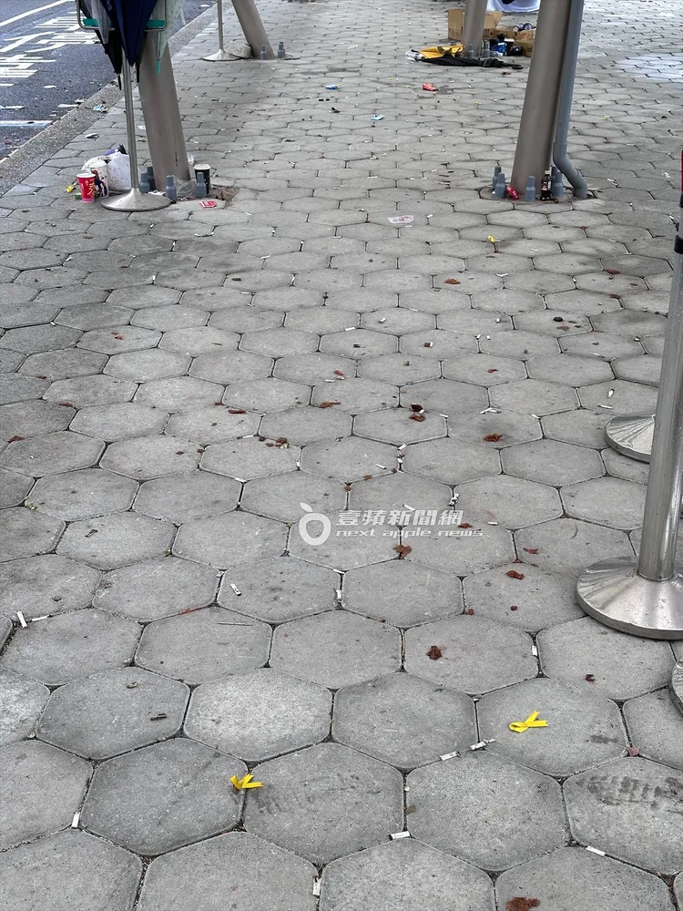 細看地板上全部都是檳榔渣，隨地吐渣的人毫無素養，令人不舒服。特勤中心攝