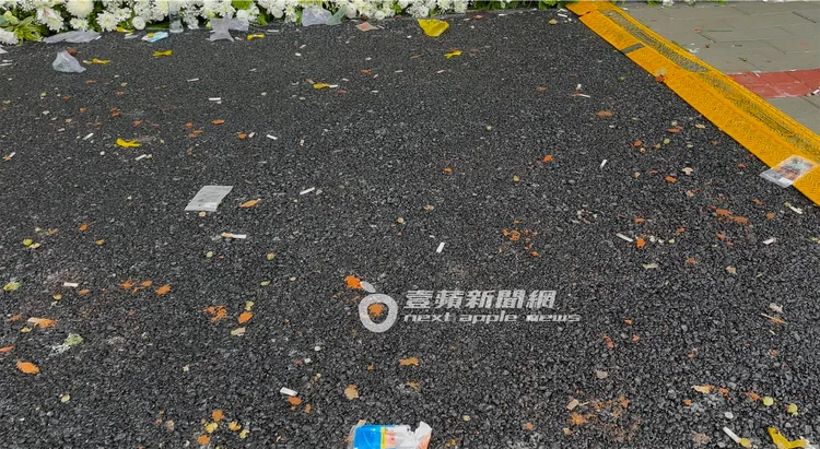 滿地檳榔渣迫使其他民眾路過只能硬著頭皮踩過去，相當噁心。特勤中心攝