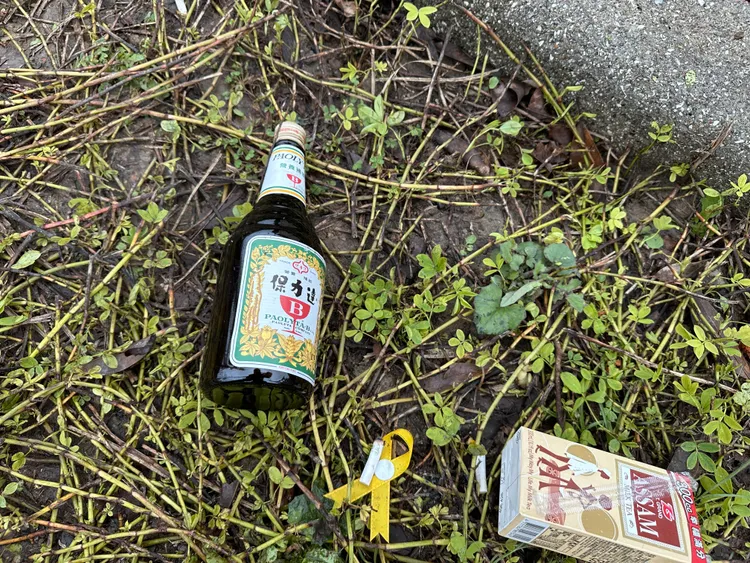 來參加告別式的人群，隨手丟棄喝完的鋁箔包飲料及保利達B。特勤中心攝