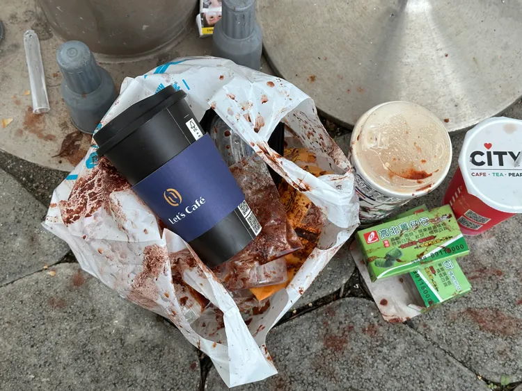 雖然有人將環保垃圾袋放置在地上，終究被吐了一袋的檳榔渣。特勤中心攝
