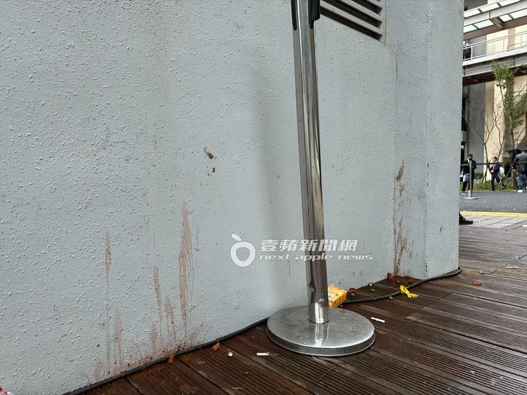 來參加告別式的人群隨口朝著二殯設施吐檳榔汁，好噁心。特勤中心攝