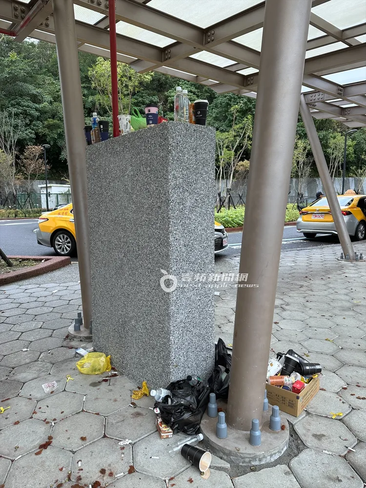 告別式結束後會場髒亂不勘，除了滿地檳榔渣，也有許多未喝完的飲品遺棄在現場，十分缺乏公德心。特勤中心攝