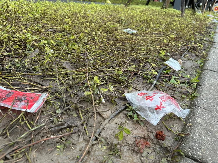 黃少岑告別式結束後，現場留下滿地檳榔袋、檳榔渣及檳榔汁。特勤中心攝