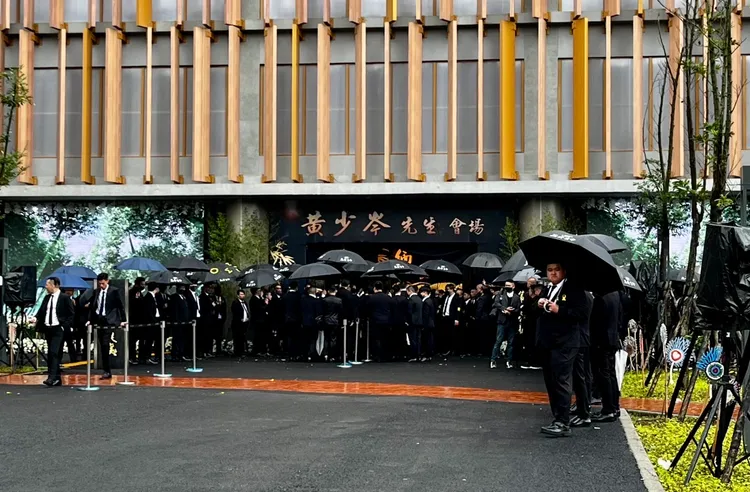 現場大批黑衣人聚集在一起前往弔唁。特勤中心攝