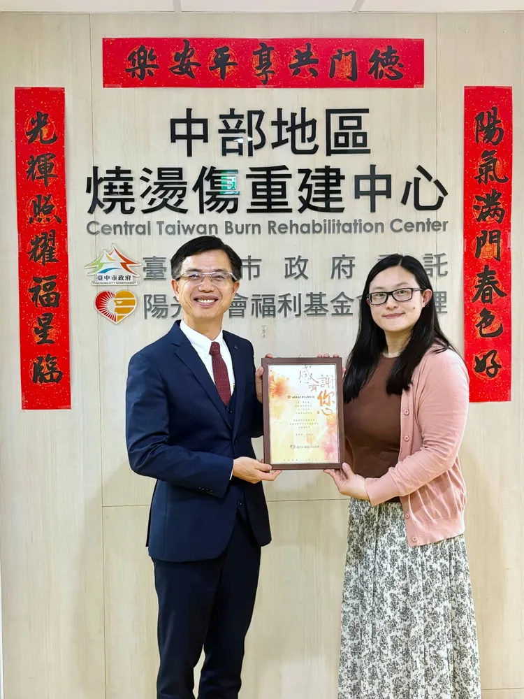 裕隆日產汽車鐘文川總經理於3月13日前往陽光社會福利基金會中部辦公室，代表NISSAN接受感謝狀。業者提供