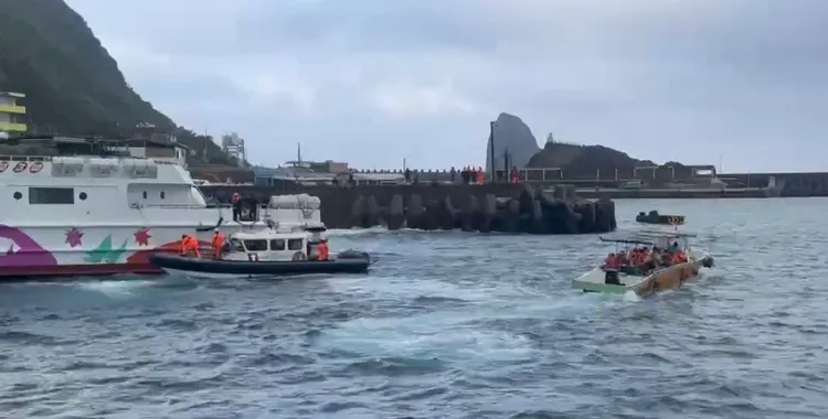 金星3號在蘭嶼出港擱淺，海巡出動救援。海巡署提供