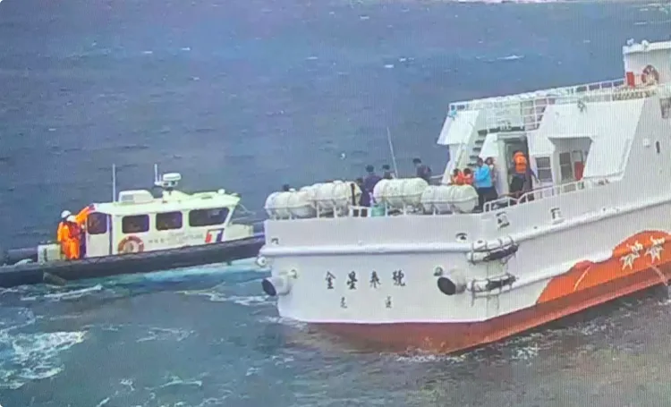 金星3號在蘭嶼出港擱淺，海巡出動救援。海巡署提供