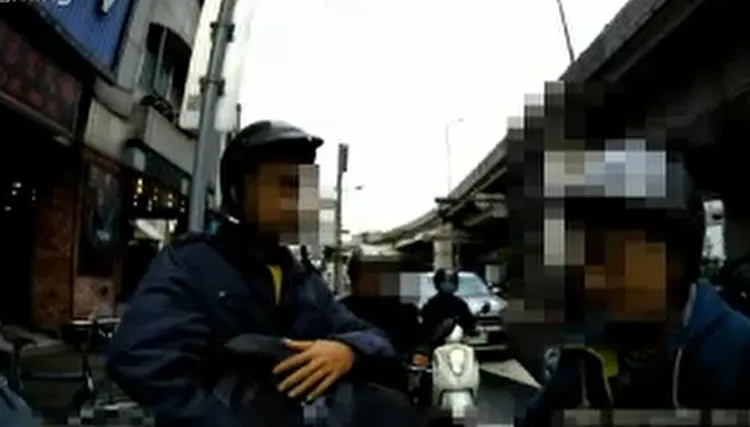 警方盤查騎士發現後座男子為非法居留。警方提供