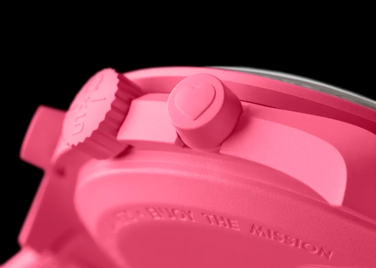 2點鐘位置按把上的愛心壓花圖案呼應脈搏計功能。品牌提供