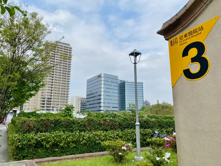 未來「Tpark」園區的大遠百，從捷運出口步行約200公尺就可到達。莊偉祺攝