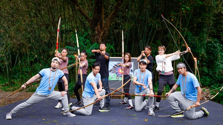 《不在我的世界當勇者》勇者挑戰射箭。公視提供