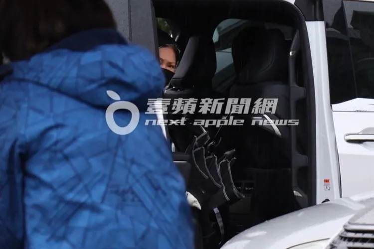 S媽在車上等候神情憔悴。特勤中心攝