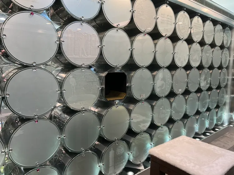 具俊曄從這個塔位將大S骨灰請出，親手捧著安葬。特勤中心攝