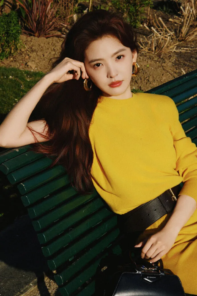 章若楠之前到巴黎看秀，一張綠椅照讓《難哄》CP粉想到白敬亭。翻攝章若楠工作室微博