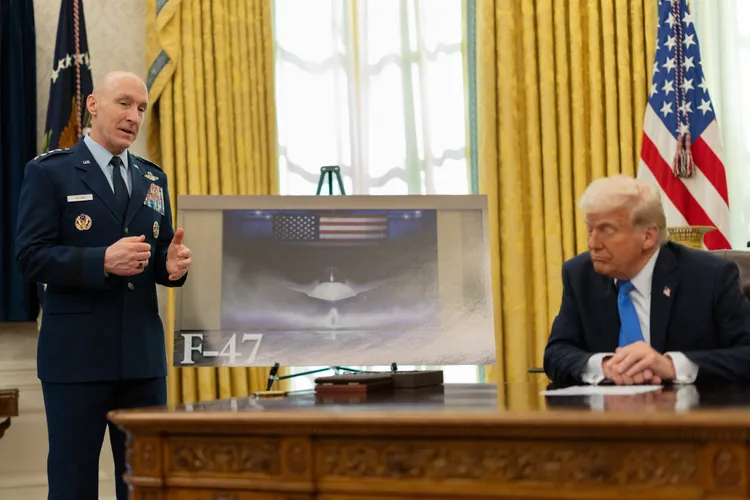 美國總統川普（右）公布美國第6代機的示意圖。路透社
