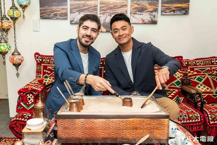 圖佳（左）示範土耳其傳統的沙煮咖啡，融融品嚐手藝。八大提供