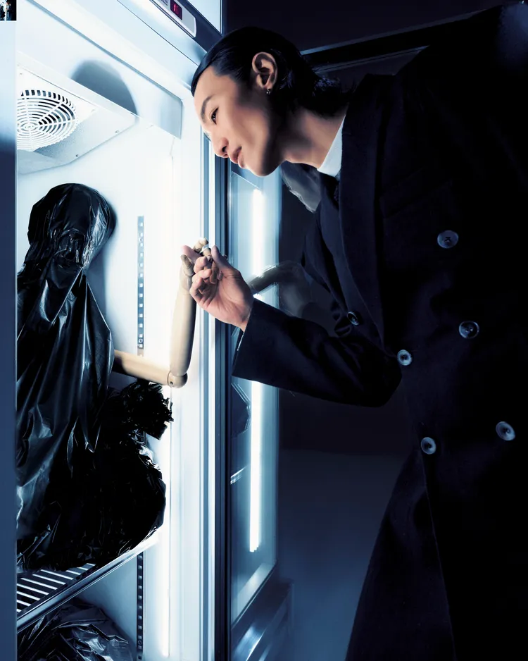 李英宏在 MV 中演出「喝蛇血」、「火燒腋毛」，與神秘優雅的東方美人穿梭在台北西區。晝夜娛樂產業有限公司提供