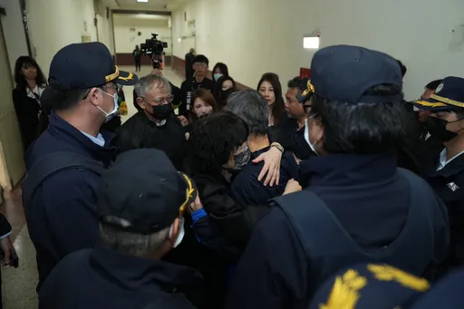 柯文哲奔喪「公祭前被帶走」！陳佩琪哭著緊抱不放　藍委集體聲援