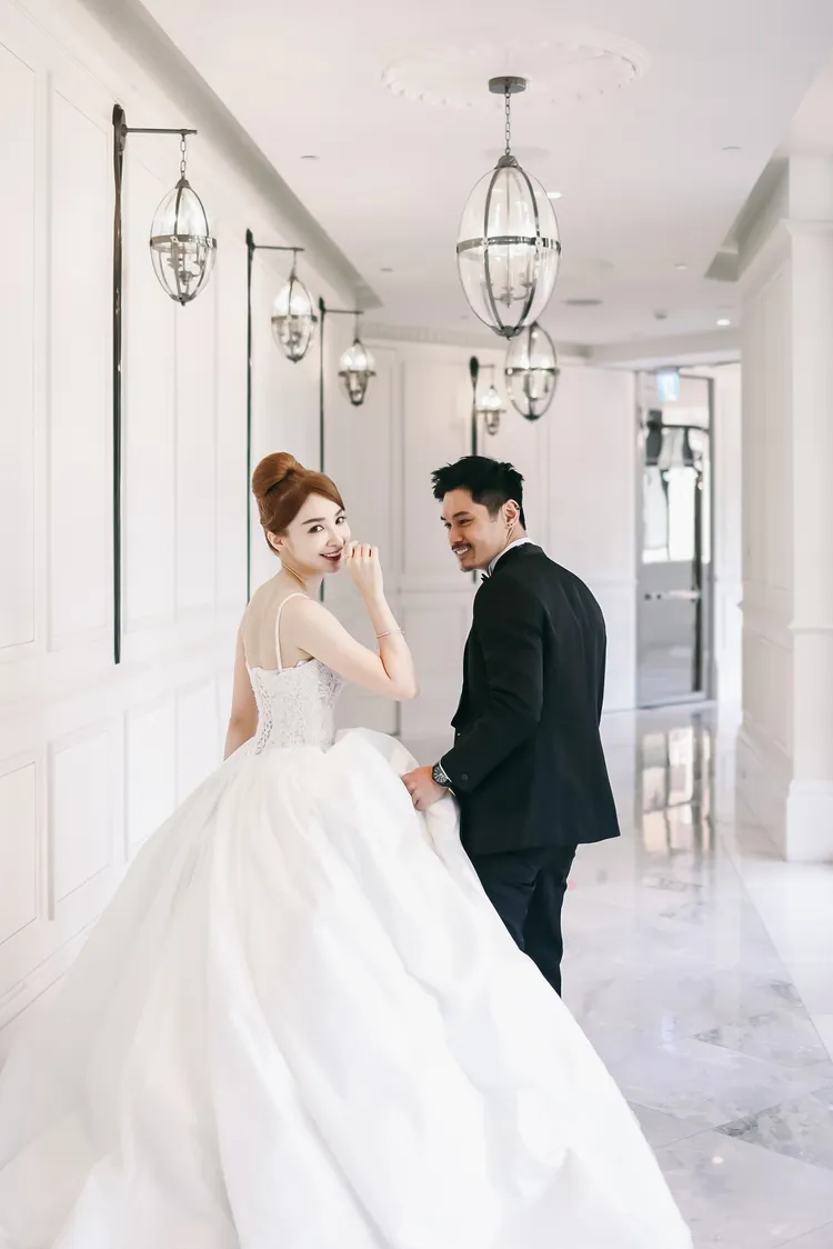 台北文華東方酒店六樓有著靜謐雅緻之美的長廊，簡約奢華的空間氛圍，讓新人提前規劃婚禮當天的最佳取景點。台北文華東方酒店提供