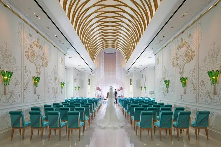 台北文華東方酒店八樓的「文華閣」，擁有挑高21米的宏偉圓頂以及歐式雕花牆面，光線穿透唯美柔和的紗幕，引入絕佳的自然採光，提供賓客舉辦夢想中浪漫婚禮的絕佳場景，是小桌數婚禮與精緻宴會的理想之選。台北文華東方酒店提供