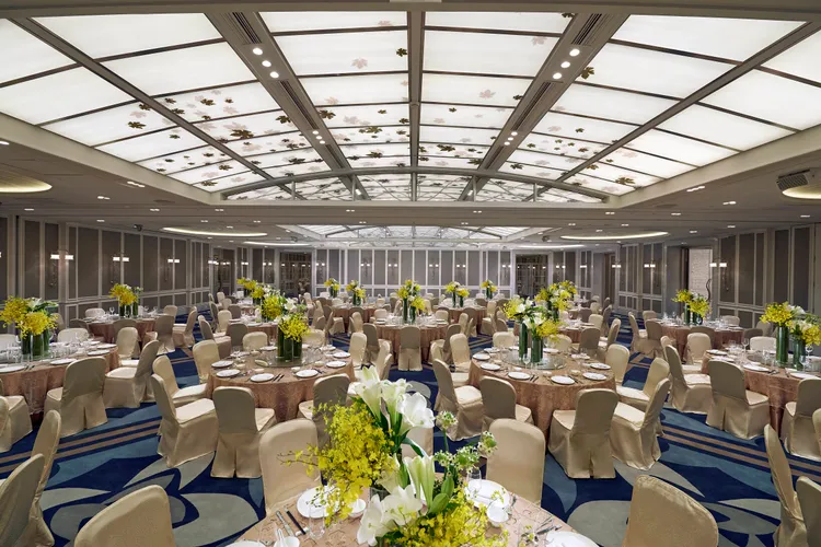 台北文華東方酒店時尚典雅的「文華廳」挑高4公尺，佔地150坪，可容納28桌。台北文華東方酒店提供