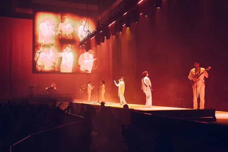 蘇打綠新加坡場次打造20公尺延伸舞台，與粉絲更近距離互動。圖／緒風提供