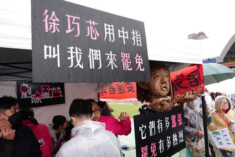 罷免團體也在現場擺攤連署。記者莊宗達攝