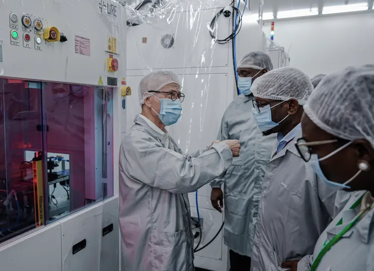 聯合再生能源一級主管團隊親自下場化身解說人員，講解最新太陽能模組與電池 TOPCon 製程，並大方分享自己的專業技術知識。聯合再生能源提供