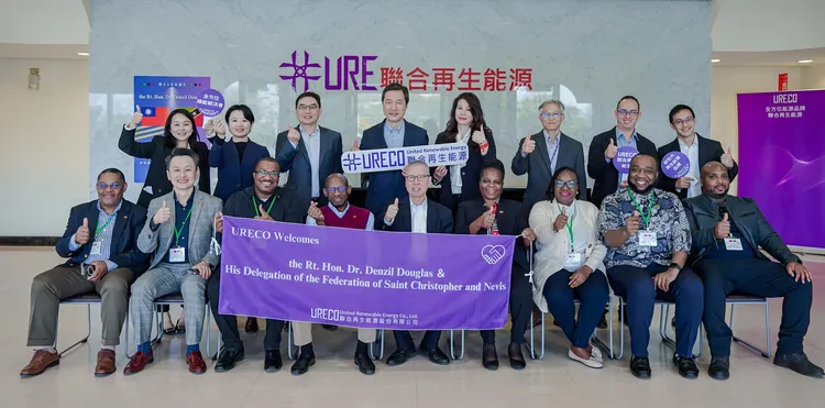 台灣邦交國聖克里斯多福與尼維斯聯邦外交部長道格拉斯（前排左四）帶領訪問團，參訪聯合再生能源台南廠。聯合再生能源提供