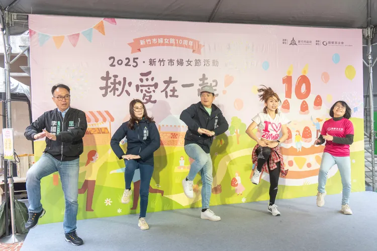 代理市長邱臣遠與市民一同跳操體驗婦女館課程。新竹市府提供