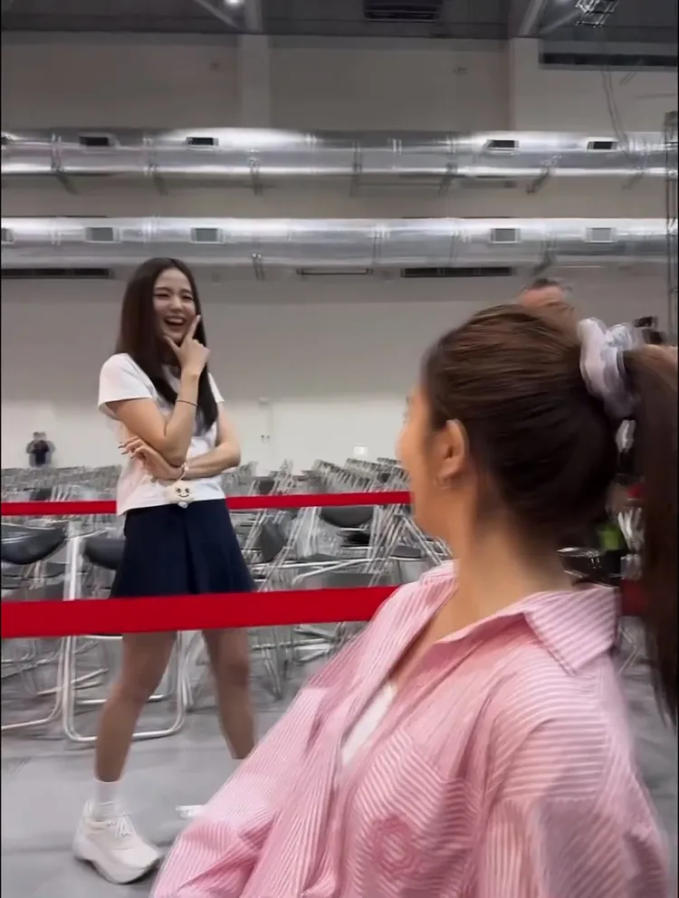 Jisoo看到周曉涵受驚，忍不住露齒燦笑。翻攝周曉涵threads