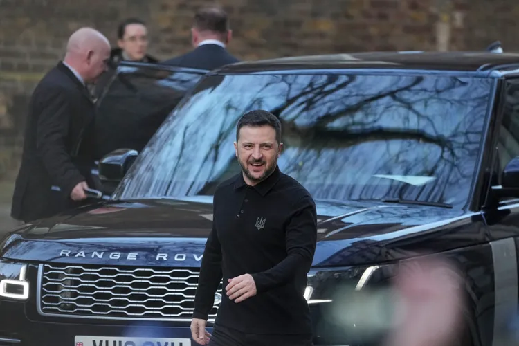 烏克蘭總統澤連斯基（前）一下車就受到英國民眾歡呼。美聯社