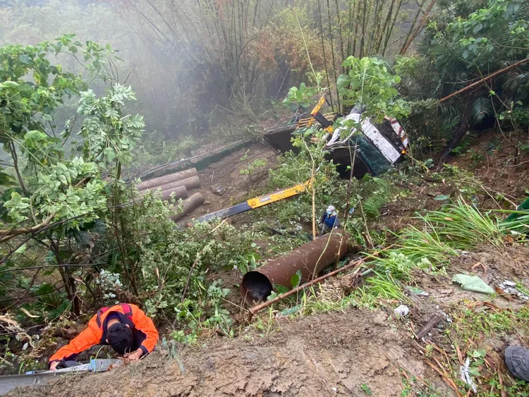 吊車重心不穩，滾落30公尺深坡，現場一片狼藉。翻攝照片