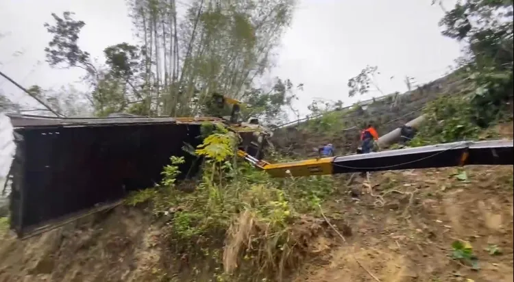 消防人員以繩索垂降救人。翻攝照片