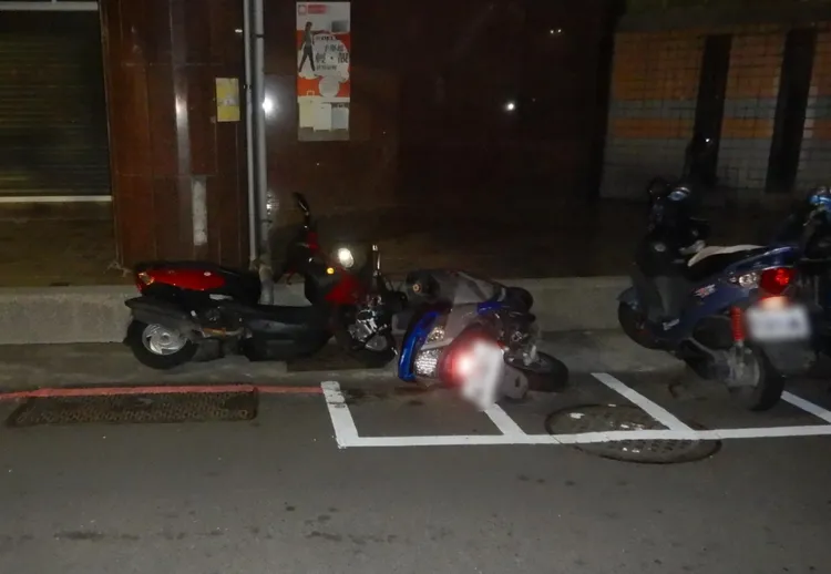 鄭女開車撞機車後，雖有下車但最後仍逕自開車離去。翻攝畫面