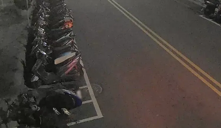 路旁機車衰挨撞。翻攝畫面