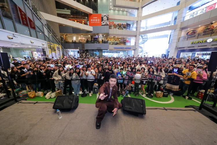 蕭秉治時隔六年到台中舉辦簽唱會，吸引千名粉絲擠爆現場。圖／相信音樂提供