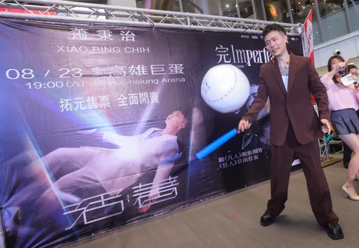 蕭秉治簽唱會也瘋棒球 出手重擊粉絲臉部急道歉