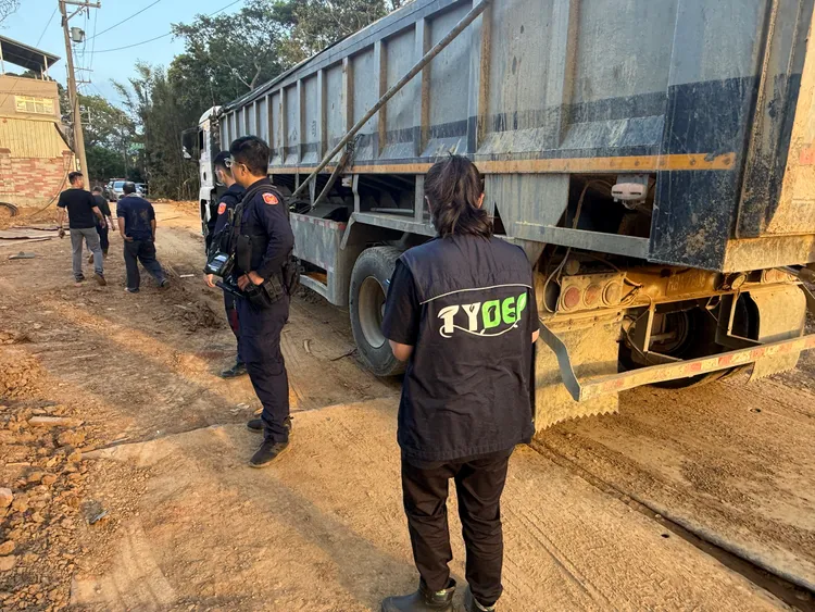 桃園市府跨局處查獲亂倒廢土現行犯。都發局提供