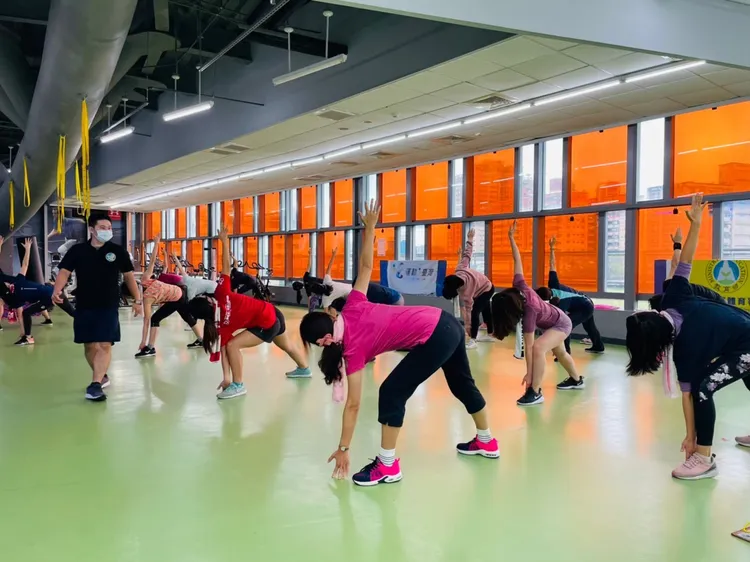 新北市18座國民運動中心，除設有女性友善空間、專屬課程及運動日，部分運動中心也於婦女節前後推出女性免費體驗課程，歡迎女性朋友報名參加。新莊國民運動中心提供